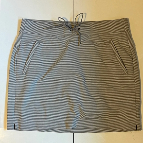 Athleta Stripe Modern Metro Skort Size Medium Tall Gray & White - Picture 5 of 9